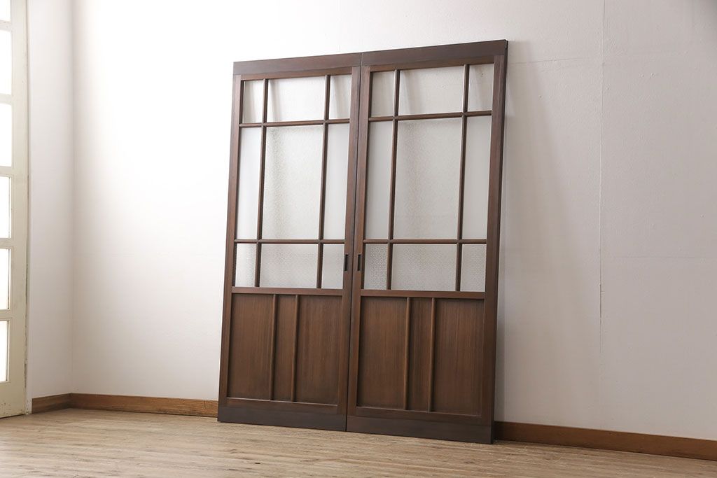 ガラス戸2枚をリペア&カスタム!設置場所に合わせてリサイズ。吊り戸金具を取り付け、クリアガラス、結霜ガラス、スリガラス、変わり花菱模様ガラスに入れ替え。現状に近しい色味に着色し仕上げ。(引き戸、建具)