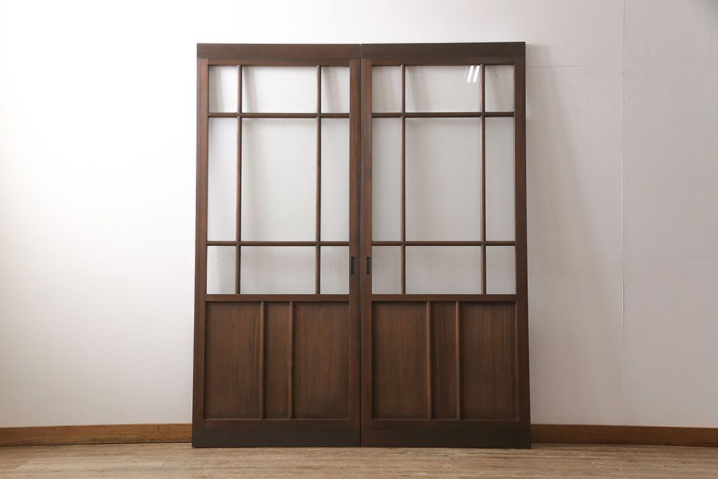 ガラス戸2枚をリペア&カスタム!設置場所に合わせてリサイズ。吊り戸金具を取り付け、クリアガラス、結霜ガラス、スリガラス、変わり花菱模様ガラスに入れ替え。現状に近しい色味に着色し仕上げ。(引き戸、建具)