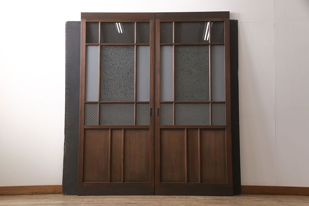 ガラス戸2枚をリペア&カスタム!設置場所に合わせてリサイズ。吊り戸金具を取り付け、クリアガラス、結霜ガラス、スリガラス、変わり花菱模様ガラスに入れ替え。現状に近しい色味に着色し仕上げ。(引き戸、建具)