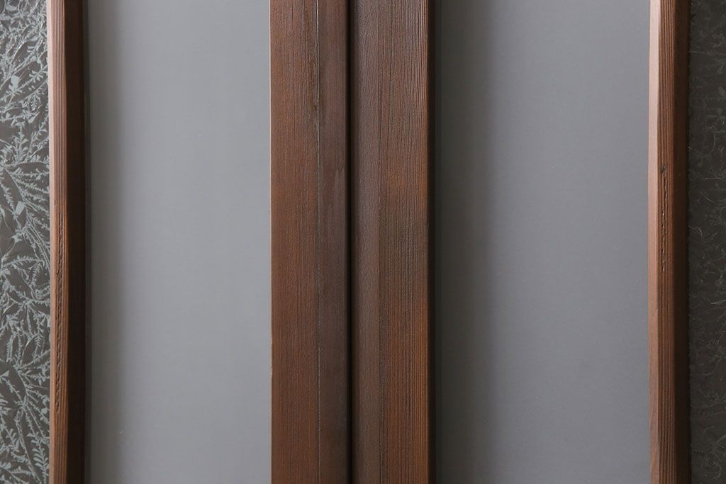 ガラス戸2枚をリペア&カスタム!設置場所に合わせてリサイズ。吊り戸金具を取り付け、クリアガラス、結霜ガラス、スリガラス、変わり花菱模様ガラスに入れ替え。現状に近しい色味に着色し仕上げ。(引き戸、建具)