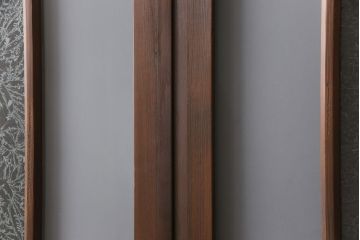 ガラス戸2枚をリペア&カスタム!設置場所に合わせてリサイズ。吊り戸金具を取り付け、クリアガラス、結霜ガラス、スリガラス、変わり花菱模様ガラスに入れ替え。現状に近しい色味に着色し仕上げ。(引き戸、建具)