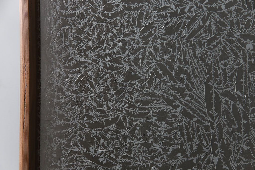 ガラス戸2枚をリペア&カスタム!設置場所に合わせてリサイズ。吊り戸金具を取り付け、クリアガラス、結霜ガラス、スリガラス、変わり花菱模様ガラスに入れ替え。現状に近しい色味に着色し仕上げ。(引き戸、建具)