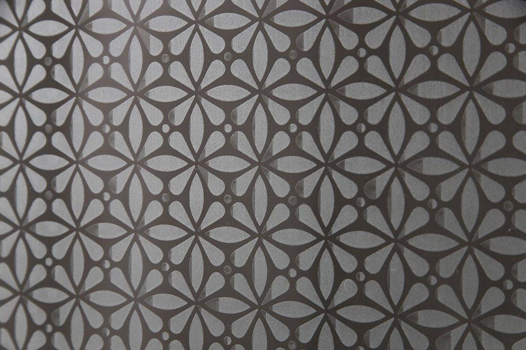 ガラス戸2枚をリペア&カスタム!設置場所に合わせてリサイズ。吊り戸金具を取り付け、クリアガラス、結霜ガラス、スリガラス、変わり花菱模様ガラスに入れ替え。現状に近しい色味に着色し仕上げ。(引き戸、建具)