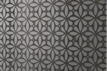 ガラス戸2枚をリペア&カスタム!設置場所に合わせてリサイズ。吊り戸金具を取り付け、クリアガラス、結霜ガラス、スリガラス、変わり花菱模様ガラスに入れ替え。現状に近しい色味に着色し仕上げ。(引き戸、建具)