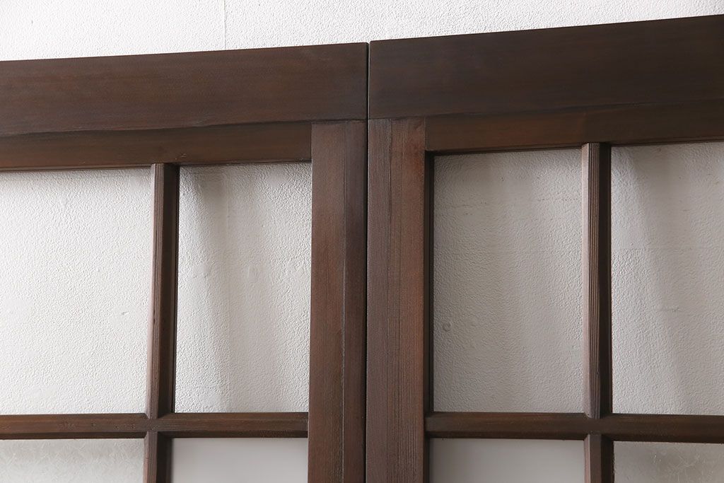 ガラス戸2枚をリペア&カスタム!設置場所に合わせてリサイズ。吊り戸金具を取り付け、クリアガラス、結霜ガラス、スリガラス、変わり花菱模様ガラスに入れ替え。現状に近しい色味に着色し仕上げ。(引き戸、建具)