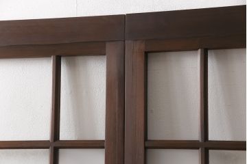ガラス戸2枚をリペア&カスタム!設置場所に合わせてリサイズ。吊り戸金具を取り付け、クリアガラス、結霜ガラス、スリガラス、変わり花菱模様ガラスに入れ替え。現状に近しい色味に着色し仕上げ。(引き戸、建具)
