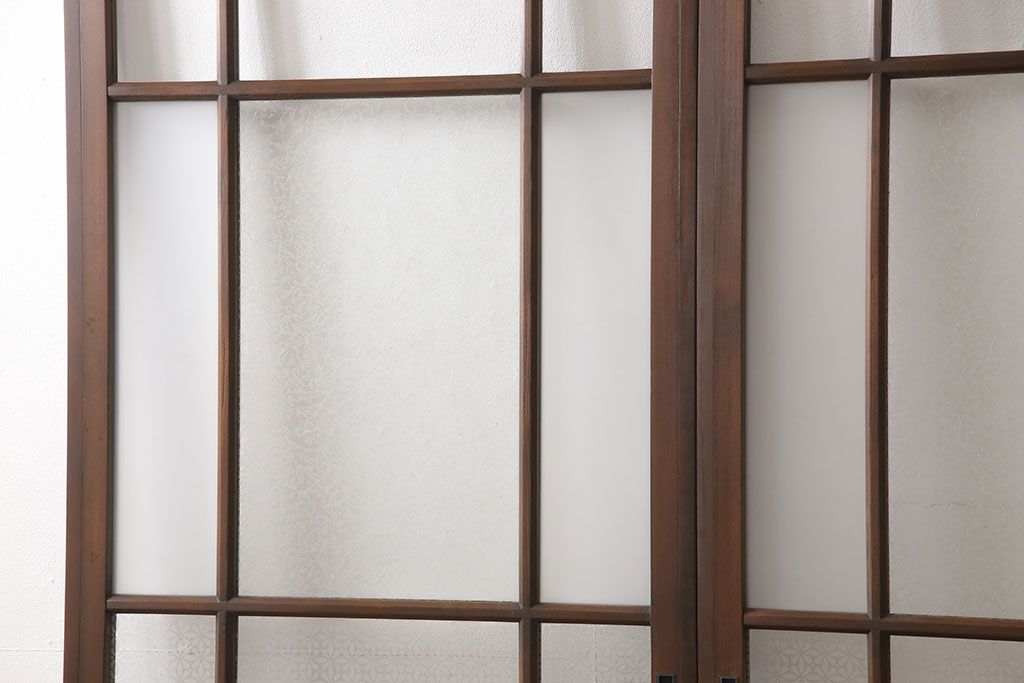 ガラス戸2枚をリペア&カスタム!設置場所に合わせてリサイズ。吊り戸金具を取り付け、クリアガラス、結霜ガラス、スリガラス、変わり花菱模様ガラスに入れ替え。現状に近しい色味に着色し仕上げ。(引き戸、建具)