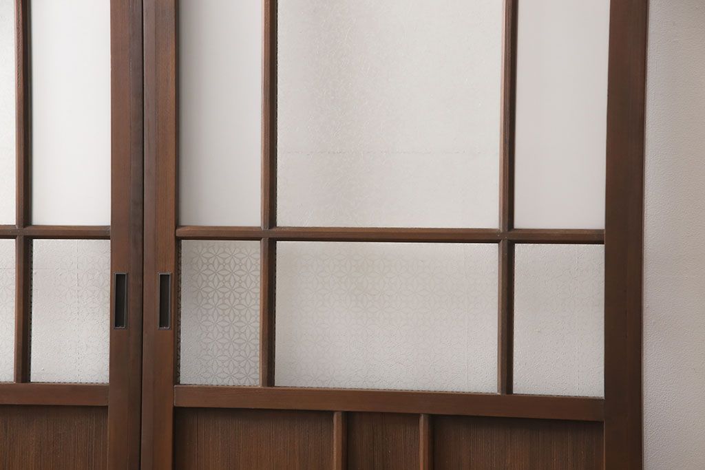 ガラス戸2枚をリペア&カスタム!設置場所に合わせてリサイズ。吊り戸金具を取り付け、クリアガラス、結霜ガラス、スリガラス、変わり花菱模様ガラスに入れ替え。現状に近しい色味に着色し仕上げ。(引き戸、建具)