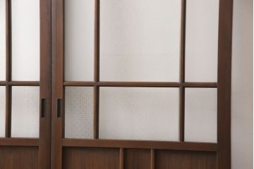 ガラス戸2枚をリペア&カスタム!設置場所に合わせてリサイズ。吊り戸金具を取り付け、クリアガラス、結霜ガラス、スリガラス、変わり花菱模様ガラスに入れ替え。現状に近しい色味に着色し仕上げ。(引き戸、建具)