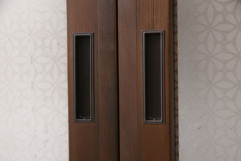 ガラス戸2枚をリペア&カスタム!設置場所に合わせてリサイズ。吊り戸金具を取り付け、クリアガラス、結霜ガラス、スリガラス、変わり花菱模様ガラスに入れ替え。現状に近しい色味に着色し仕上げ。(引き戸、建具)