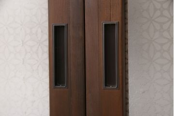 ガラス戸2枚をリペア&カスタム!設置場所に合わせてリサイズ。吊り戸金具を取り付け、クリアガラス、結霜ガラス、スリガラス、変わり花菱模様ガラスに入れ替え。現状に近しい色味に着色し仕上げ。(引き戸、建具)