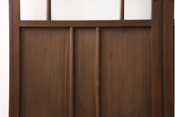 ガラス戸2枚をリペア&カスタム!設置場所に合わせてリサイズ。吊り戸金具を取り付け、クリアガラス、結霜ガラス、スリガラス、変わり花菱模様ガラスに入れ替え。現状に近しい色味に着色し仕上げ。(引き戸、建具)