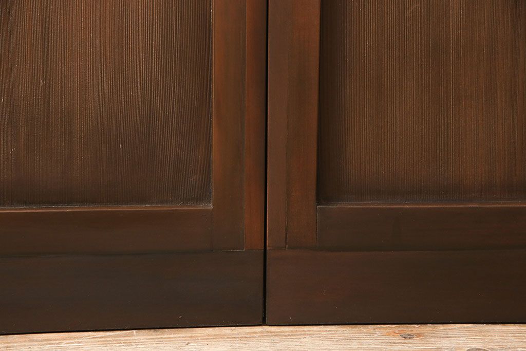 ガラス戸2枚をリペア&カスタム!設置場所に合わせてリサイズ。吊り戸金具を取り付け、クリアガラス、結霜ガラス、スリガラス、変わり花菱模様ガラスに入れ替え。現状に近しい色味に着色し仕上げ。(引き戸、建具)