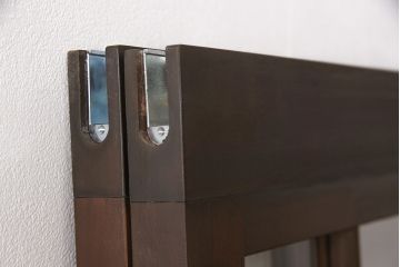 ガラス戸2枚をリペア&カスタム!設置場所に合わせてリサイズ。吊り戸金具を取り付け、クリアガラス、結霜ガラス、スリガラス、変わり花菱模様ガラスに入れ替え。現状に近しい色味に着色し仕上げ。(引き戸、建具)