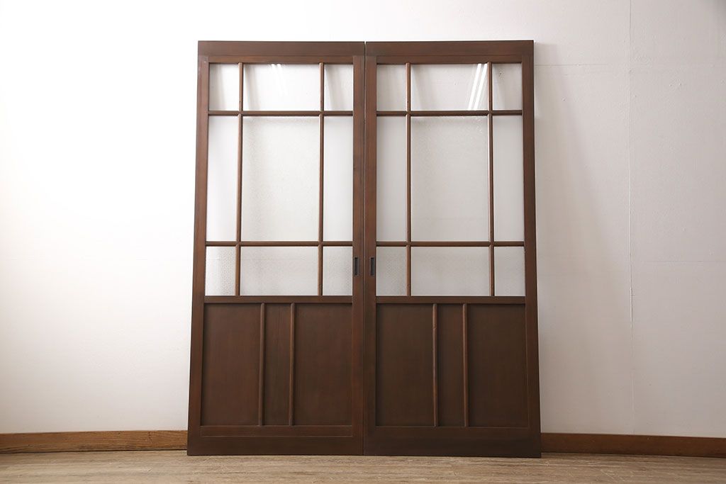 ガラス戸2枚をリペア&カスタム!設置場所に合わせてリサイズ。吊り戸金具を取り付け、クリアガラス、結霜ガラス、スリガラス、変わり花菱模様ガラスに入れ替え。現状に近しい色味に着色し仕上げ。(引き戸、建具)