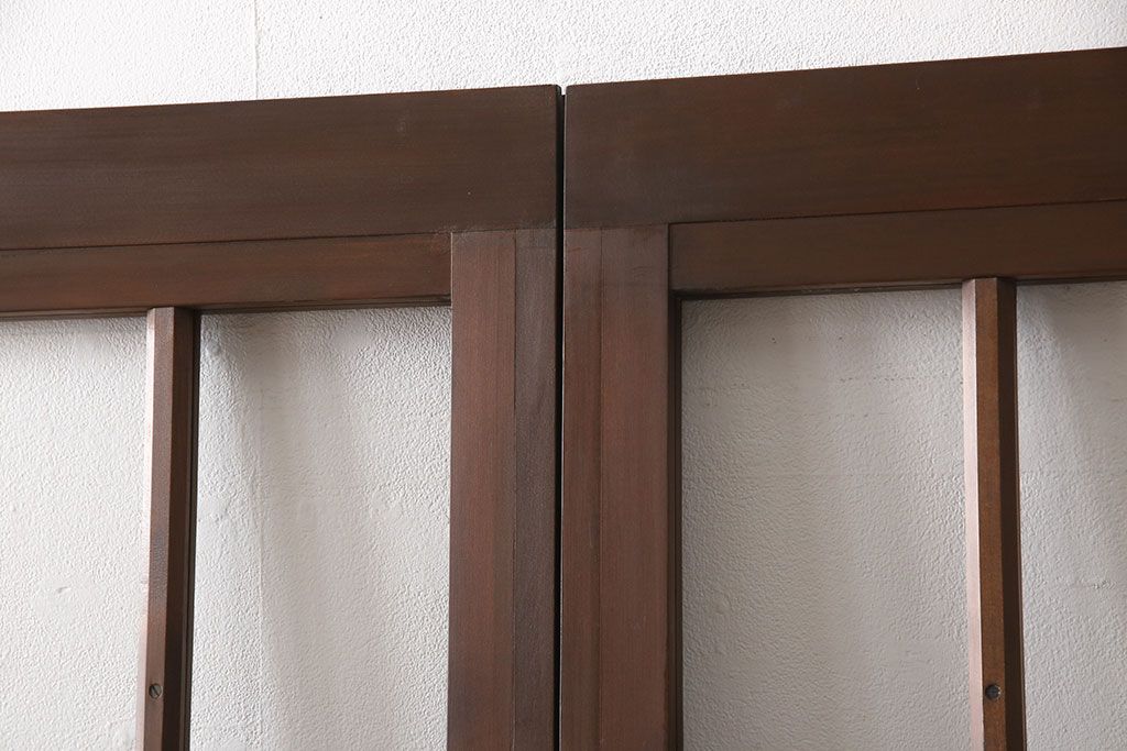 ガラス戸2枚をリペア&カスタム!設置場所に合わせてリサイズ。吊り戸金具を取り付け、クリアガラス、結霜ガラス、スリガラス、変わり花菱模様ガラスに入れ替え。現状に近しい色味に着色し仕上げ。(引き戸、建具)