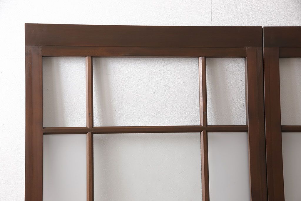 ガラス戸2枚をリペア&カスタム!設置場所に合わせてリサイズ。吊り戸金具を取り付け、クリアガラス、結霜ガラス、スリガラス、変わり花菱模様ガラスに入れ替え。現状に近しい色味に着色し仕上げ。(引き戸、建具)