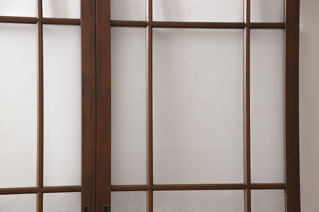 ガラス戸2枚をリペア&カスタム!設置場所に合わせてリサイズ。吊り戸金具を取り付け、クリアガラス、結霜ガラス、スリガラス、変わり花菱模様ガラスに入れ替え。現状に近しい色味に着色し仕上げ。(引き戸、建具)