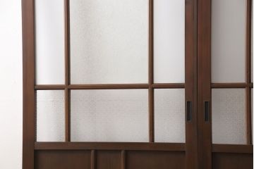 ガラス戸2枚をリペア&カスタム!設置場所に合わせてリサイズ。吊り戸金具を取り付け、クリアガラス、結霜ガラス、スリガラス、変わり花菱模様ガラスに入れ替え。現状に近しい色味に着色し仕上げ。(引き戸、建具)