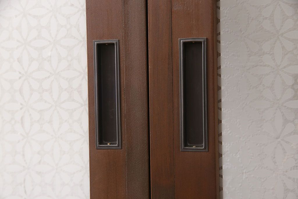 ガラス戸2枚をリペア&カスタム!設置場所に合わせてリサイズ。吊り戸金具を取り付け、クリアガラス、結霜ガラス、スリガラス、変わり花菱模様ガラスに入れ替え。現状に近しい色味に着色し仕上げ。(引き戸、建具)