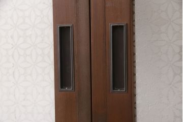 ガラス戸2枚をリペア&カスタム!設置場所に合わせてリサイズ。吊り戸金具を取り付け、クリアガラス、結霜ガラス、スリガラス、変わり花菱模様ガラスに入れ替え。現状に近しい色味に着色し仕上げ。(引き戸、建具)