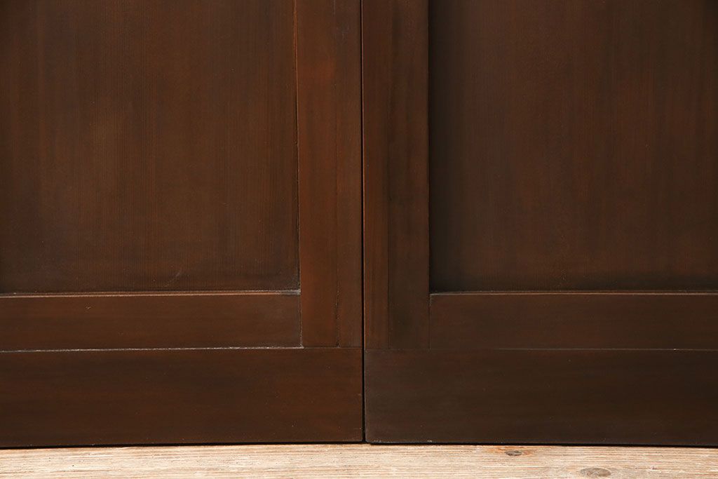 ガラス戸2枚をリペア&カスタム!設置場所に合わせてリサイズ。吊り戸金具を取り付け、クリアガラス、結霜ガラス、スリガラス、変わり花菱模様ガラスに入れ替え。現状に近しい色味に着色し仕上げ。(引き戸、建具)