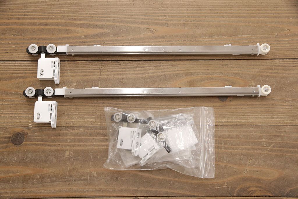 ガラス戸2枚をリペア&カスタム!設置場所に合わせてリサイズ。吊り戸金具を取り付け、クリアガラス、結霜ガラス、スリガラス、変わり花菱模様ガラスに入れ替え。現状に近しい色味に着色し仕上げ。(引き戸、建具)