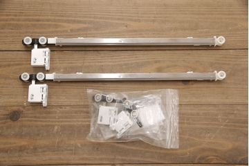 ガラス戸2枚をリペア&カスタム!設置場所に合わせてリサイズ。吊り戸金具を取り付け、クリアガラス、結霜ガラス、スリガラス、変わり花菱模様ガラスに入れ替え。現状に近しい色味に着色し仕上げ。(引き戸、建具)