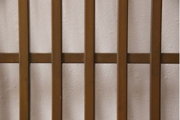 格子戸2枚をリペア&カスタム!設置場所に合わせてリサイズ。ガラスは全て取り外し、戸車を取り付け。(引き戸、建具)