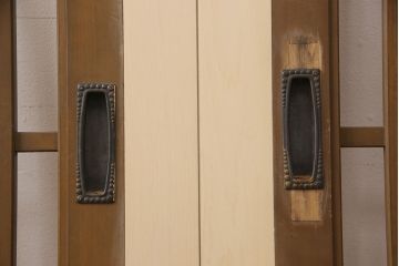 格子戸2枚をリペア&カスタム!設置場所に合わせてリサイズ。ガラスは全て取り外し、戸車を取り付け。(引き戸、建具)