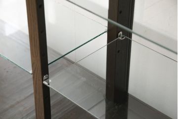 ガラスケースをリペア&カスタム!ガラス製棚板を取り付け、松本民芸家具の色味に近しい着色をし水性ワックス仕上げ。(ショーケース、陳列棚)