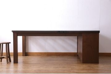 明治大正期の蔵戸をリペア&カスタム!取り外し可能なガラス天板と栗材の脚・格子戸デザインの収納棚を取り付け、ダイニングテーブルにリメイク。濃い茶色に着色し仕上げ。(4人掛け、6人掛け、収納棚、戸棚)
