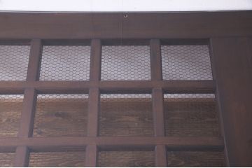 明治大正期の蔵戸をリペア&カスタム!取り外し可能なガラス天板と栗材の脚・格子戸デザインの収納棚を取り付け、ダイニングテーブルにリメイク。濃い茶色に着色し仕上げ。(4人掛け、6人掛け、収納棚、戸棚)