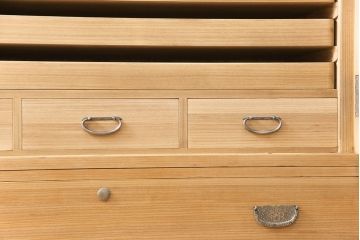 加茂総桐箪笥の見た目を変えずに綺麗にリペア!木地色仕上げ。(桐たんす、和タンス、衣装箪笥、着物箪笥、整理箪笥)