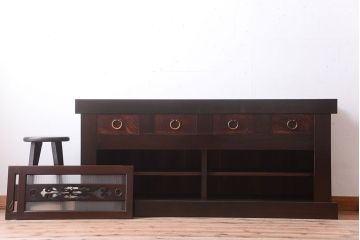 明治大正期の水屋箪笥をリペア&カスタム!背面を新材に張り替え、天板を取り付けローボードにリメイク。引き戸に銀モールガラスを組み入れ、内部に取り外し可能な棚板を設置。赤みがかった濃い茶色に着色し仕上げ。(テレビ台、テレビボード、収納棚、戸棚、キャビネット)