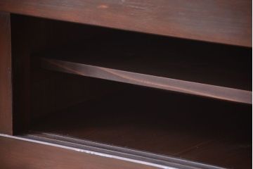 明治大正期の水屋箪笥をリペア&カスタム!背面を新材に張り替え、天板を取り付けローボードにリメイク。内部に取り外し可能な棚板を設置。赤みがかった濃い茶色に着色し仕上げ。(テレビ台、テレビボード、収納棚、戸棚、キャビネット)