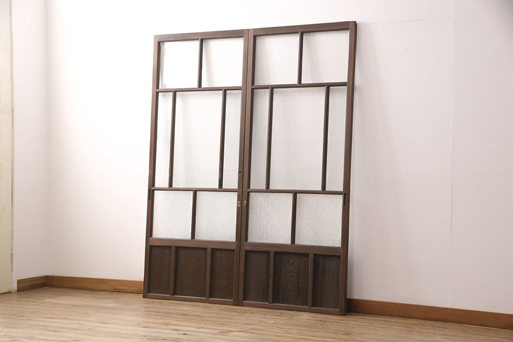 ガラス戸2枚にリペア&カスタム!指定の箇所にクリアガラス・花菱模様・モールガラス・ダイヤガラスに交換。引手を葵戸引手に統一。濃い茶色に着色し仕上げ。(引き戸、建具)