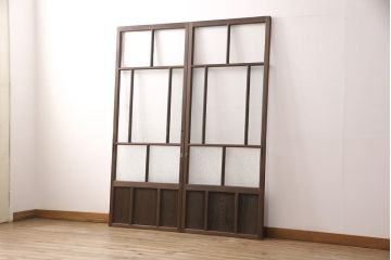 ガラス戸2枚にリペア&カスタム!指定の箇所にクリアガラス・花菱模様・モールガラス・ダイヤガラスに交換。引手を葵戸引手に統一。濃い茶色に着色し仕上げ。(引き戸、建具)