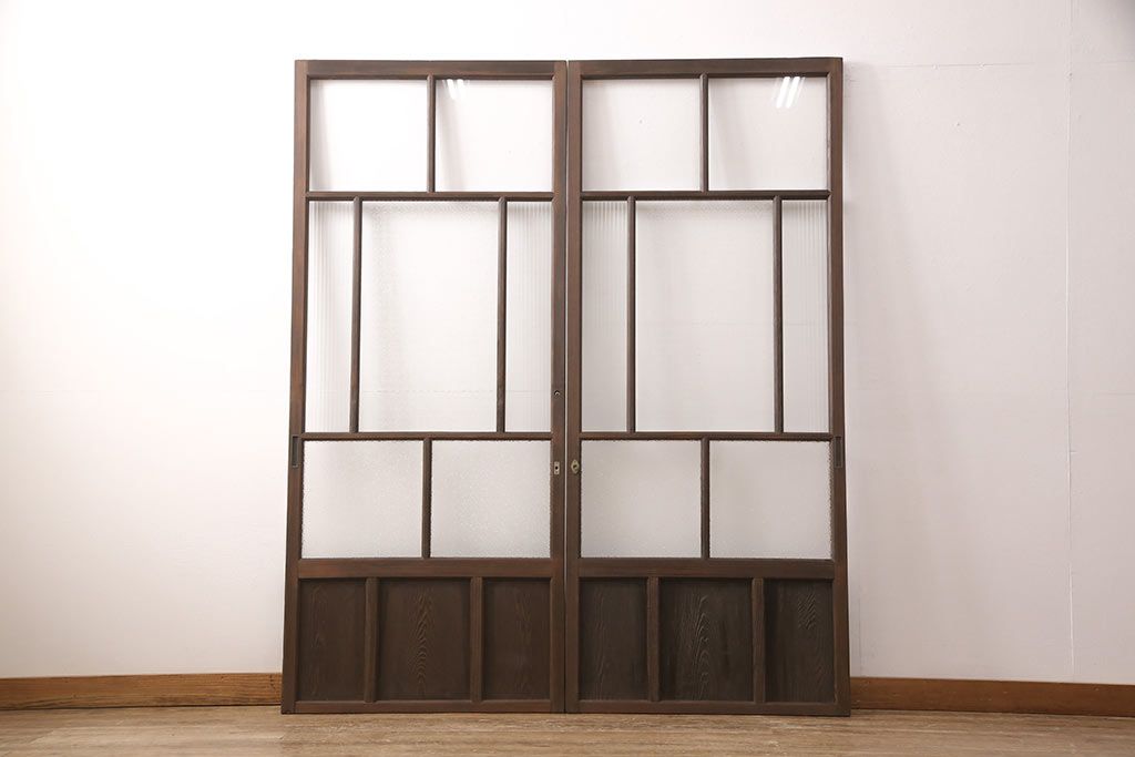 ガラス戸2枚にリペア&カスタム!指定の箇所にクリアガラス・花菱模様・モールガラス・ダイヤガラスに交換。引手を葵戸引手に統一。濃い茶色に着色し仕上げ。(引き戸、建具)