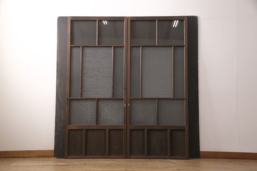 ガラス戸2枚にリペア&カスタム!指定の箇所にクリアガラス・花菱模様・モールガラス・ダイヤガラスに交換。引手を葵戸引手に統一。濃い茶色に着色し仕上げ。(引き戸、建具)