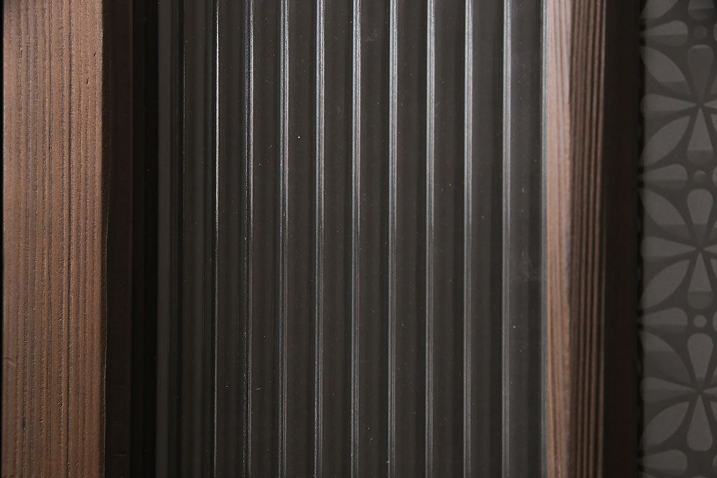 ガラス戸2枚にリペア&カスタム!指定の箇所にクリアガラス・花菱模様・モールガラス・ダイヤガラスに交換。引手を葵戸引手に統一。濃い茶色に着色し仕上げ。(引き戸、建具)