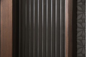 ガラス戸2枚にリペア&カスタム!指定の箇所にクリアガラス・花菱模様・モールガラス・ダイヤガラスに交換。引手を葵戸引手に統一。濃い茶色に着色し仕上げ。(引き戸、建具)