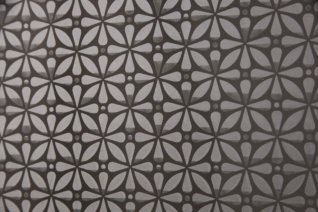 ガラス戸2枚にリペア&カスタム!指定の箇所にクリアガラス・花菱模様・モールガラス・ダイヤガラスに交換。引手を葵戸引手に統一。濃い茶色に着色し仕上げ。(引き戸、建具)