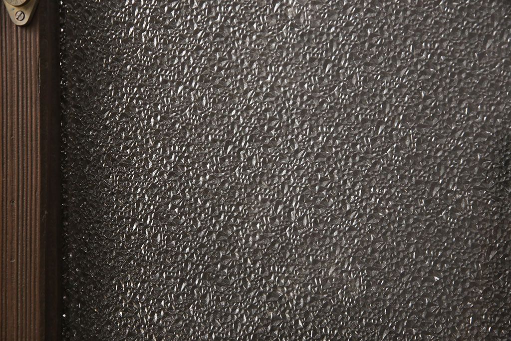 ガラス戸2枚にリペア&カスタム!指定の箇所にクリアガラス・花菱模様・モールガラス・ダイヤガラスに交換。引手を葵戸引手に統一。濃い茶色に着色し仕上げ。(引き戸、建具)