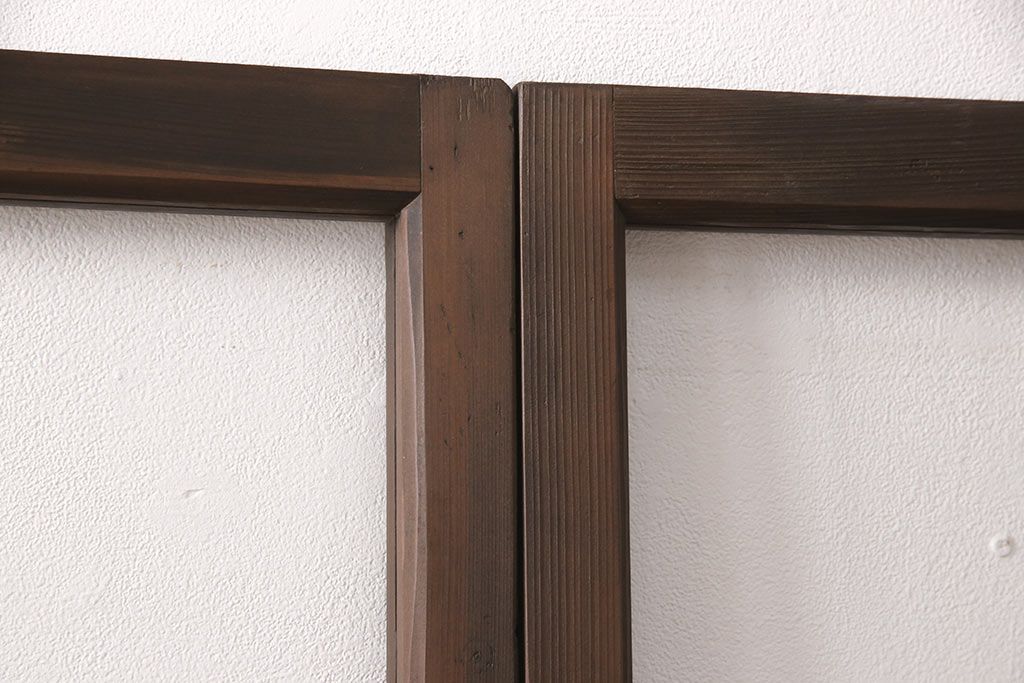 ガラス戸2枚にリペア&カスタム!指定の箇所にクリアガラス・花菱模様・モールガラス・ダイヤガラスに交換。引手を葵戸引手に統一。濃い茶色に着色し仕上げ。(引き戸、建具)