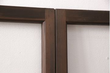 ガラス戸2枚にリペア&カスタム!指定の箇所にクリアガラス・花菱模様・モールガラス・ダイヤガラスに交換。引手を葵戸引手に統一。濃い茶色に着色し仕上げ。(引き戸、建具)