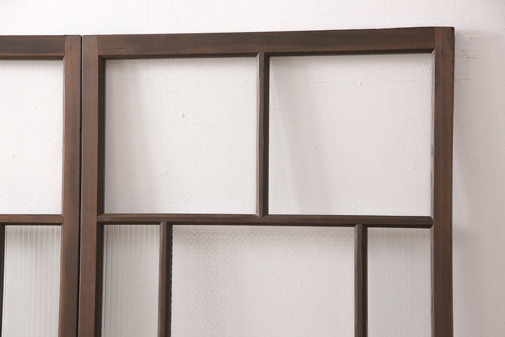 ガラス戸2枚にリペア&カスタム!指定の箇所にクリアガラス・花菱模様・モールガラス・ダイヤガラスに交換。引手を葵戸引手に統一。濃い茶色に着色し仕上げ。(引き戸、建具)