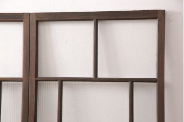 ガラス戸2枚にリペア&カスタム!指定の箇所にクリアガラス・花菱模様・モールガラス・ダイヤガラスに交換。引手を葵戸引手に統一。濃い茶色に着色し仕上げ。(引き戸、建具)