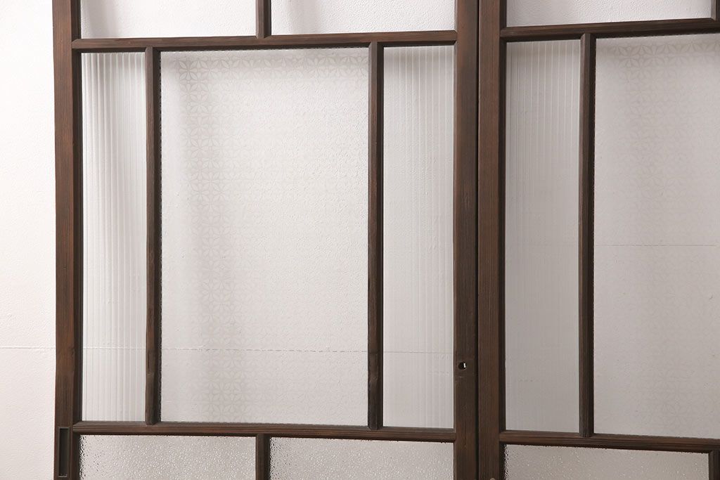 ガラス戸2枚にリペア&カスタム!指定の箇所にクリアガラス・花菱模様・モールガラス・ダイヤガラスに交換。引手を葵戸引手に統一。濃い茶色に着色し仕上げ。(引き戸、建具)