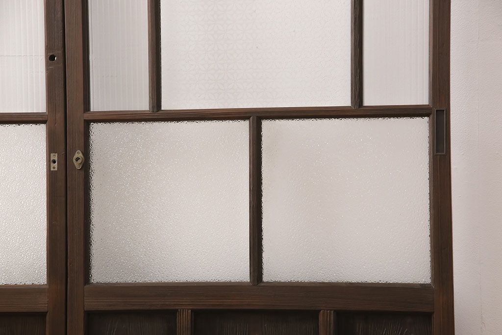 ガラス戸2枚にリペア&カスタム!指定の箇所にクリアガラス・花菱模様・モールガラス・ダイヤガラスに交換。引手を葵戸引手に統一。濃い茶色に着色し仕上げ。(引き戸、建具)